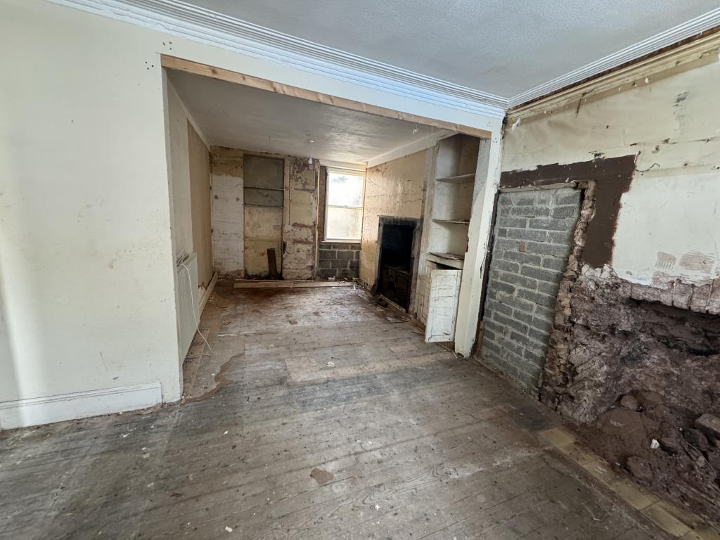 Lot: 58 - THREE STOREY TERRACED HOUSE FOR IMPROVEMENT - View of the ground floor living room